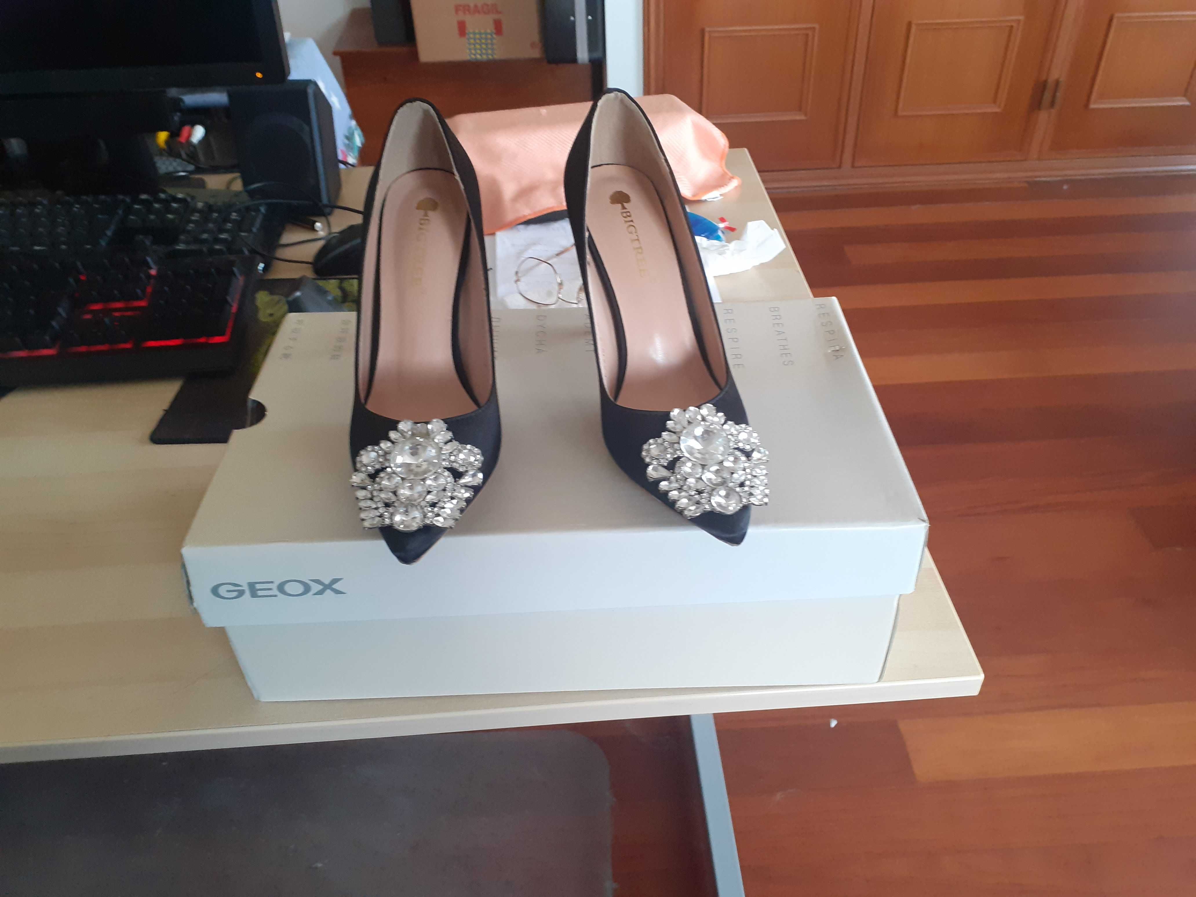Sapatos de Cetim com Jóia