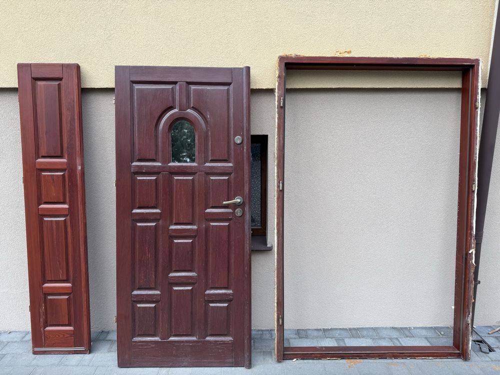 Drzwi drewniane dwuskrzydłowe z futryną