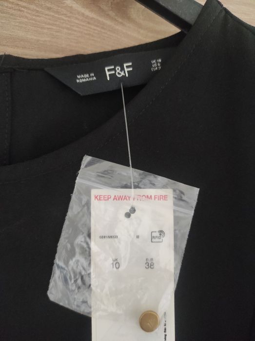 Sukienka czarna z falbanką na rękawach 38