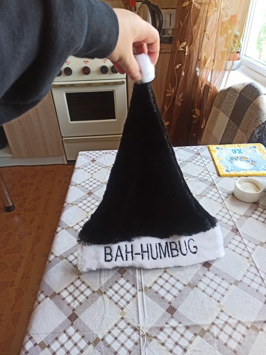 Срочно дешево много наклеек новогодних и шапка деда мороза