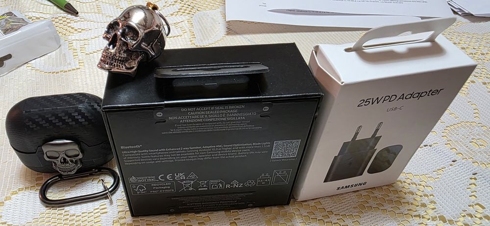 Samsung Galaxy Buds3pro, oryginał,  z etui , ładowarką 25W i brelokiem