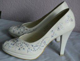 Продам белые свадебные туфли