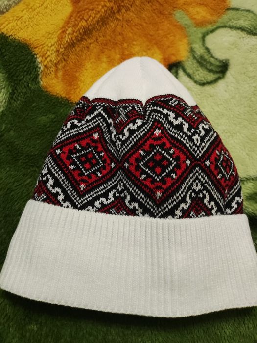 Шапка нова з орнаментом вишивки