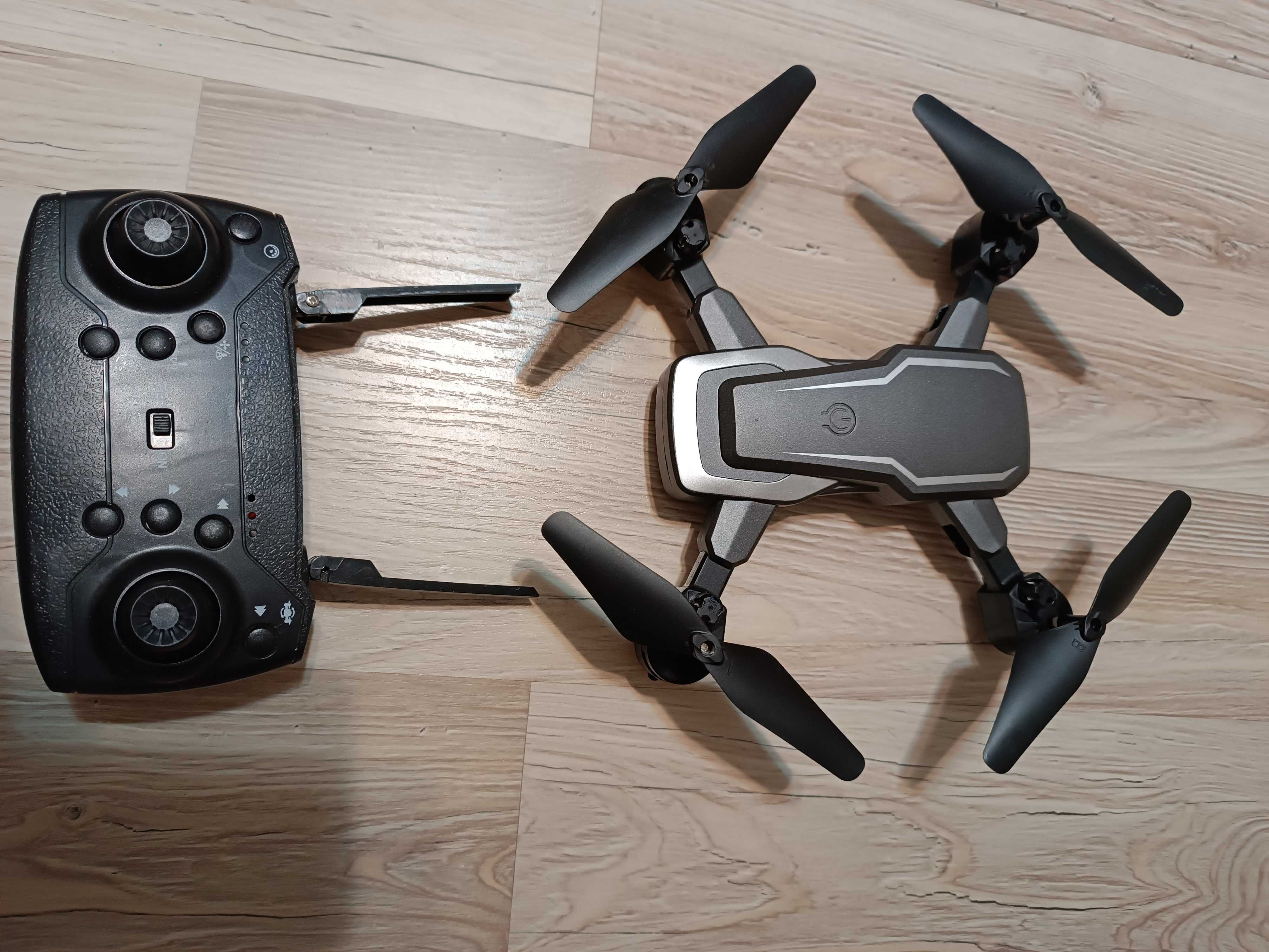 Dron z kamerą na pilota
