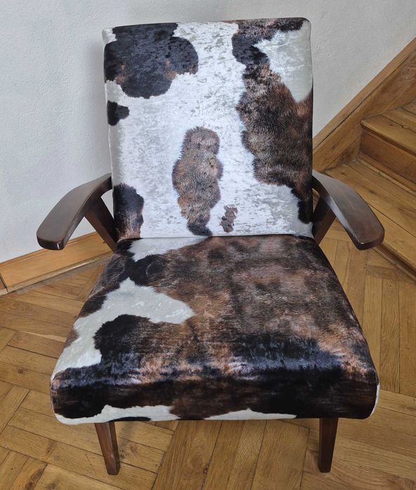 Odnowiony fotel PRL, proj. M Puchała, tapicerka "krowa", typ 300-123