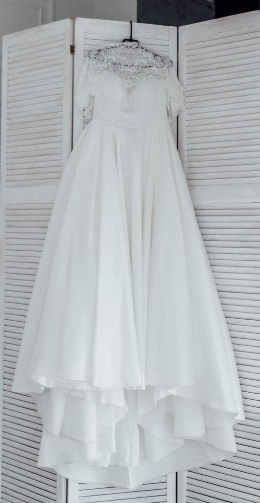 Satynowa suknia ślubna z gorsetem i trenem + peleryna GRATIS