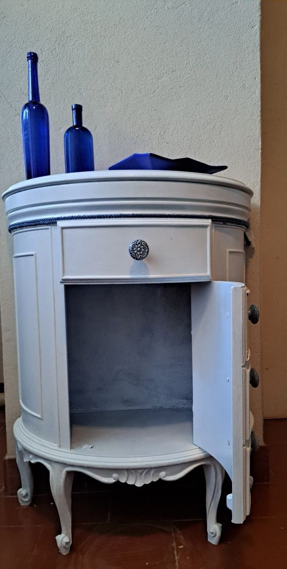 Móvel antigo pintado com 1 gaveta e uma porta