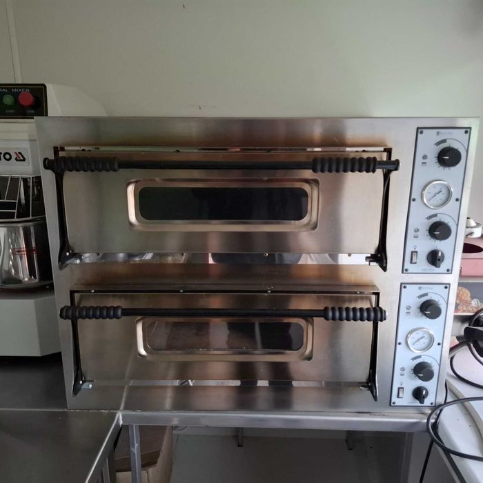 Dwukomorowy piec do pizzy.