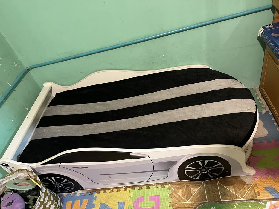 Ліжко-машинка для хлопчика