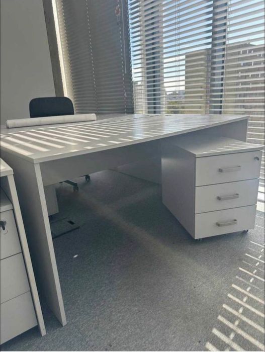 Nowoczesne biurko biurowe – idealne do home office i biura