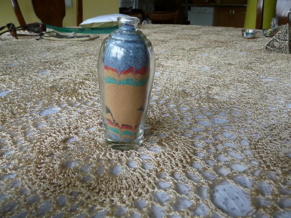 Pamiatka z Tunezji kompozycja kolorowa z piasku w szkle