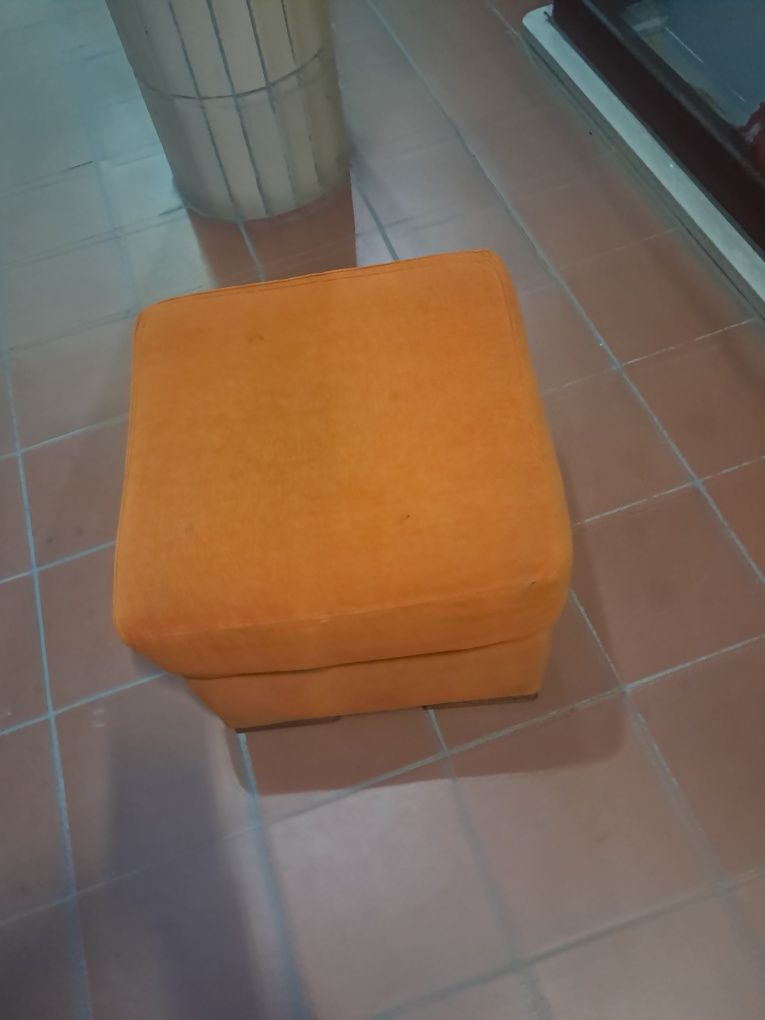 Pouf laranja em quadrado