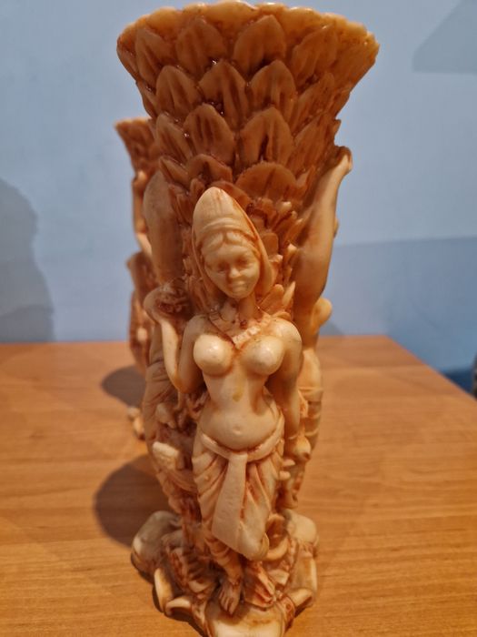 Dwa stare wazon z alabastru