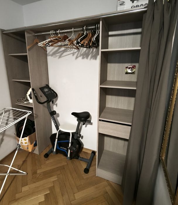 Zabudowa na wymiar z półkami, szafa z zasłonką, mini garderoba, regały