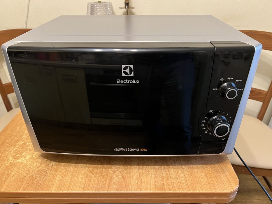 Мікрохвильова пічь Electrolux EMM21000S