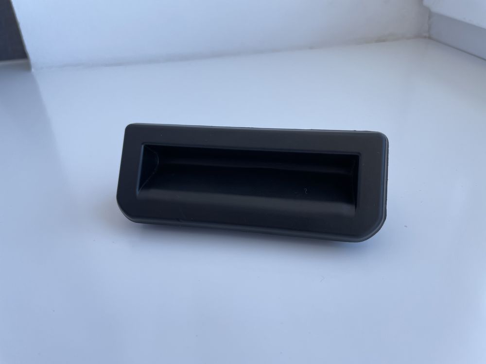 Кнопка электрического привода замка багажника VAG 6V0827566
