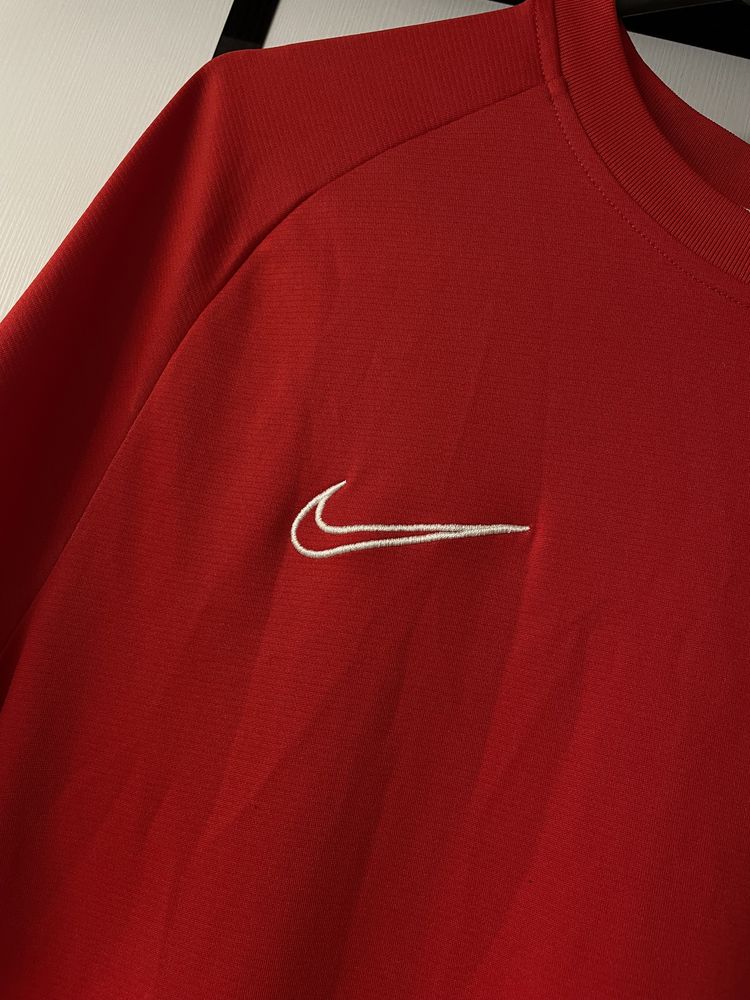 Спортивна Футболка Nike