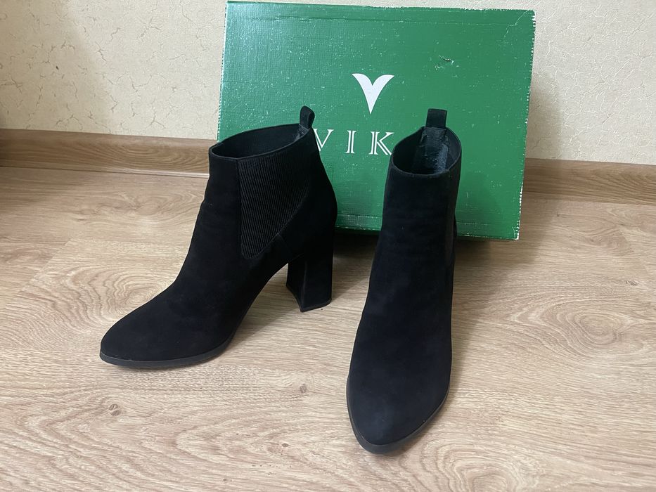 Ботильйони черевики на підборах замшеві 40 р.