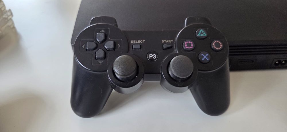 PS3 com drive de DVD + cmd Sony DualShock e DualShock univ. + 6 jogos