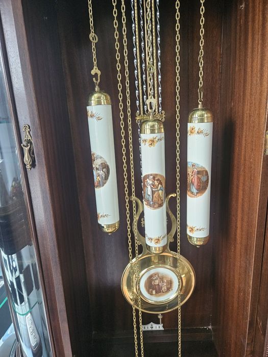 Relógio de sala  de caixa longa, pé alto com móvel