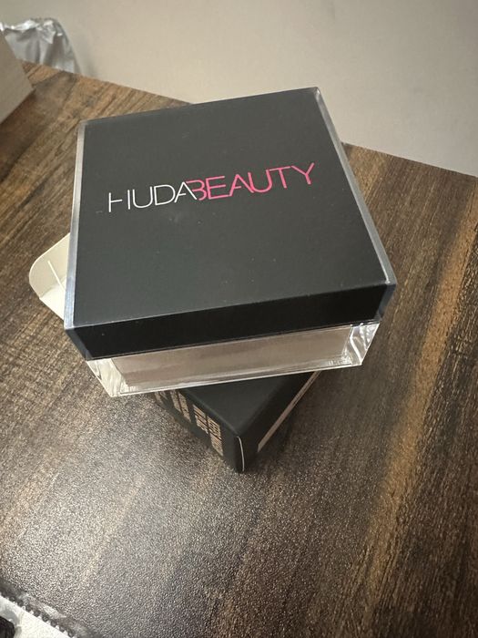 Huda beauty easy bake puder peach pie