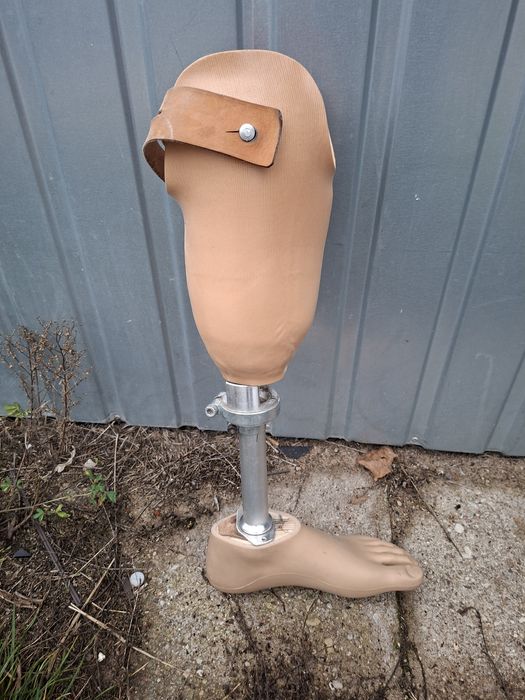 Proteza nogi.       .