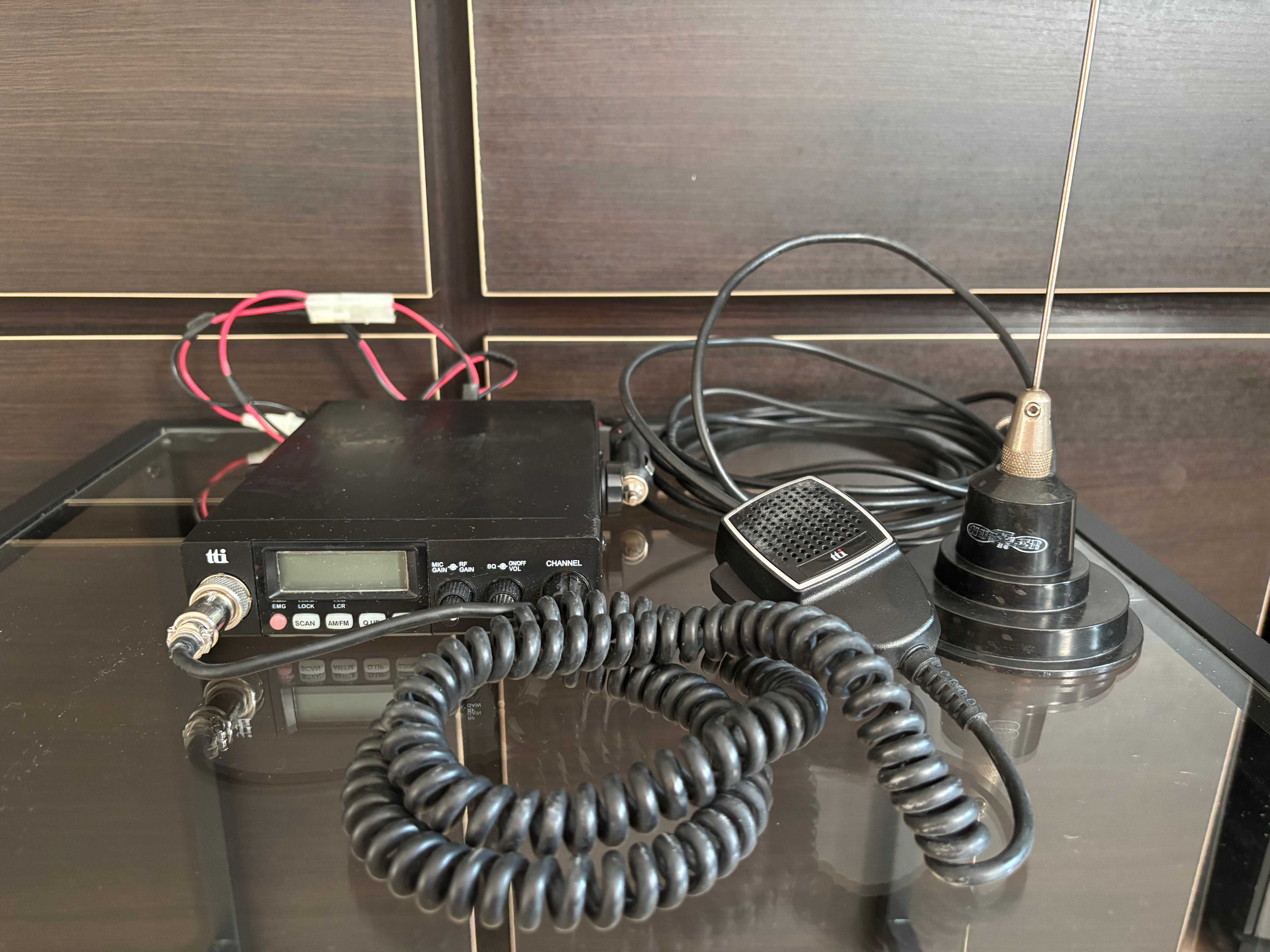 CB radio TTI TCB-770 + antena Hustler