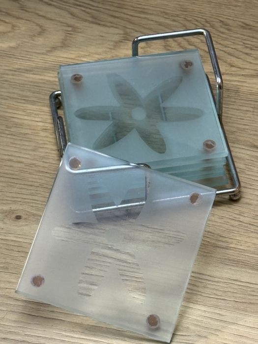 Komplet 6 szklanych podstawek pod szklanki ze stojakiem