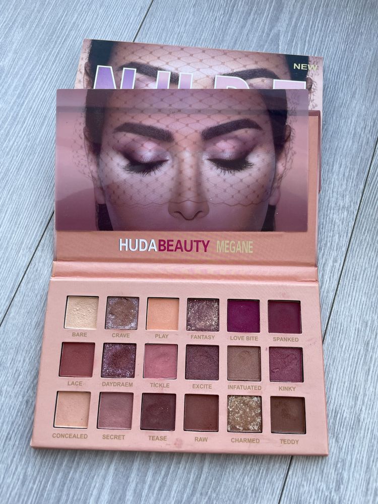 Палетка тіней Huda Beauty Megane Nude New