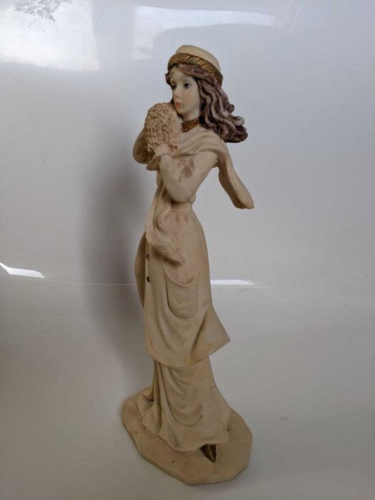 Статуетка "Дівчина з муфтою"