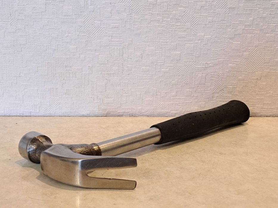 Молоток - гвоздодер времен СССР.
