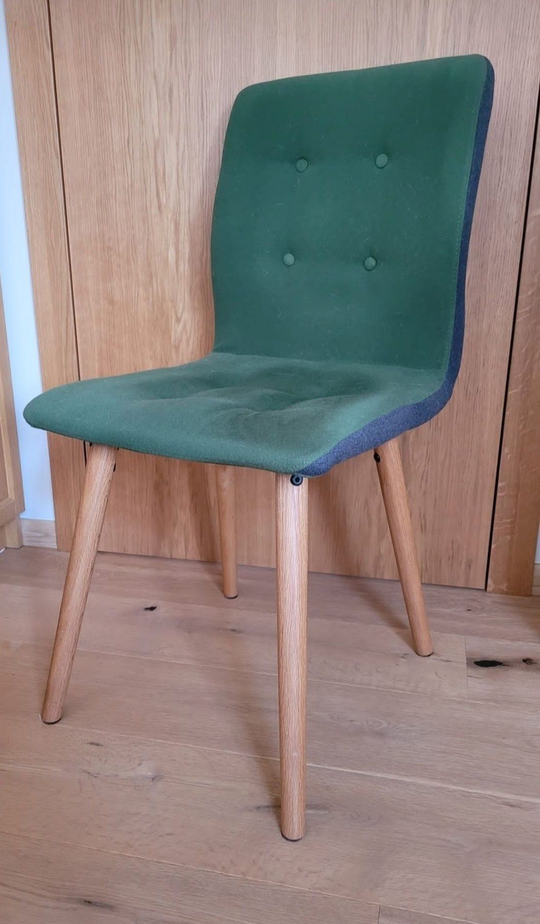 Krzesło tapicerowane turkusowe, zielone drewniane nogi