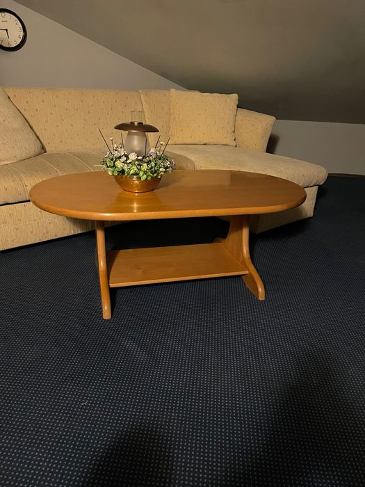 Ława z litego drewna.