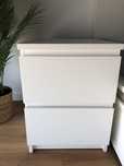 Mesa de cabeceira IKea como nova