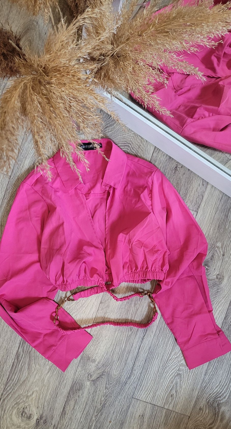 Яскрава рожева блуза вкорочена