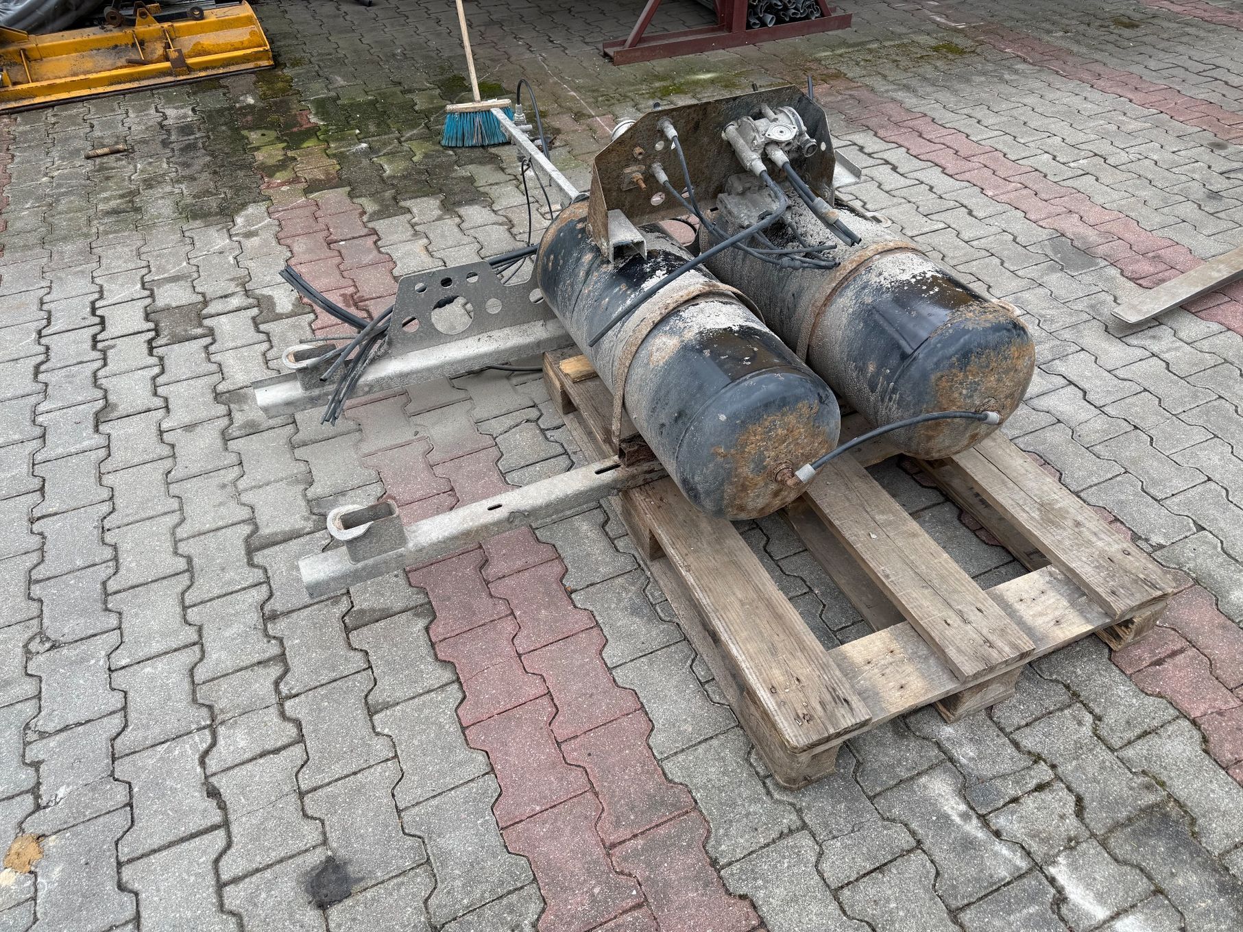 Fliegl  Naczepa Fliegl części  modulator ebs , zbiorniki powietra 3 o