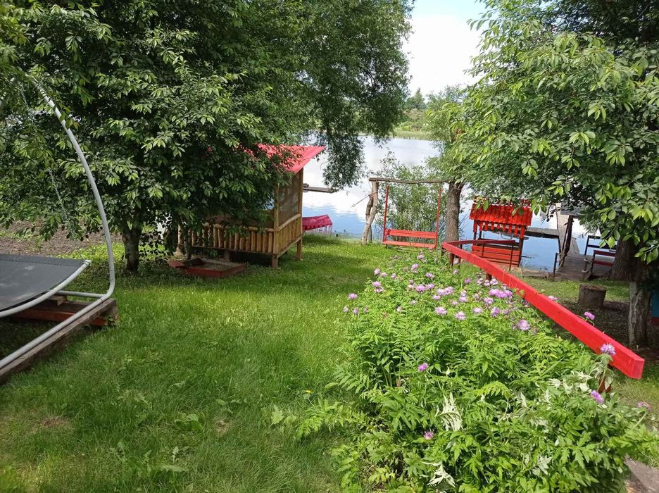 Будинок на березі річки