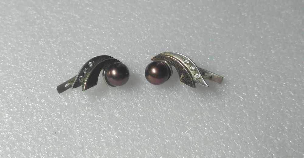 Сегьги серебряные со вставкой золота и черным жемчугом