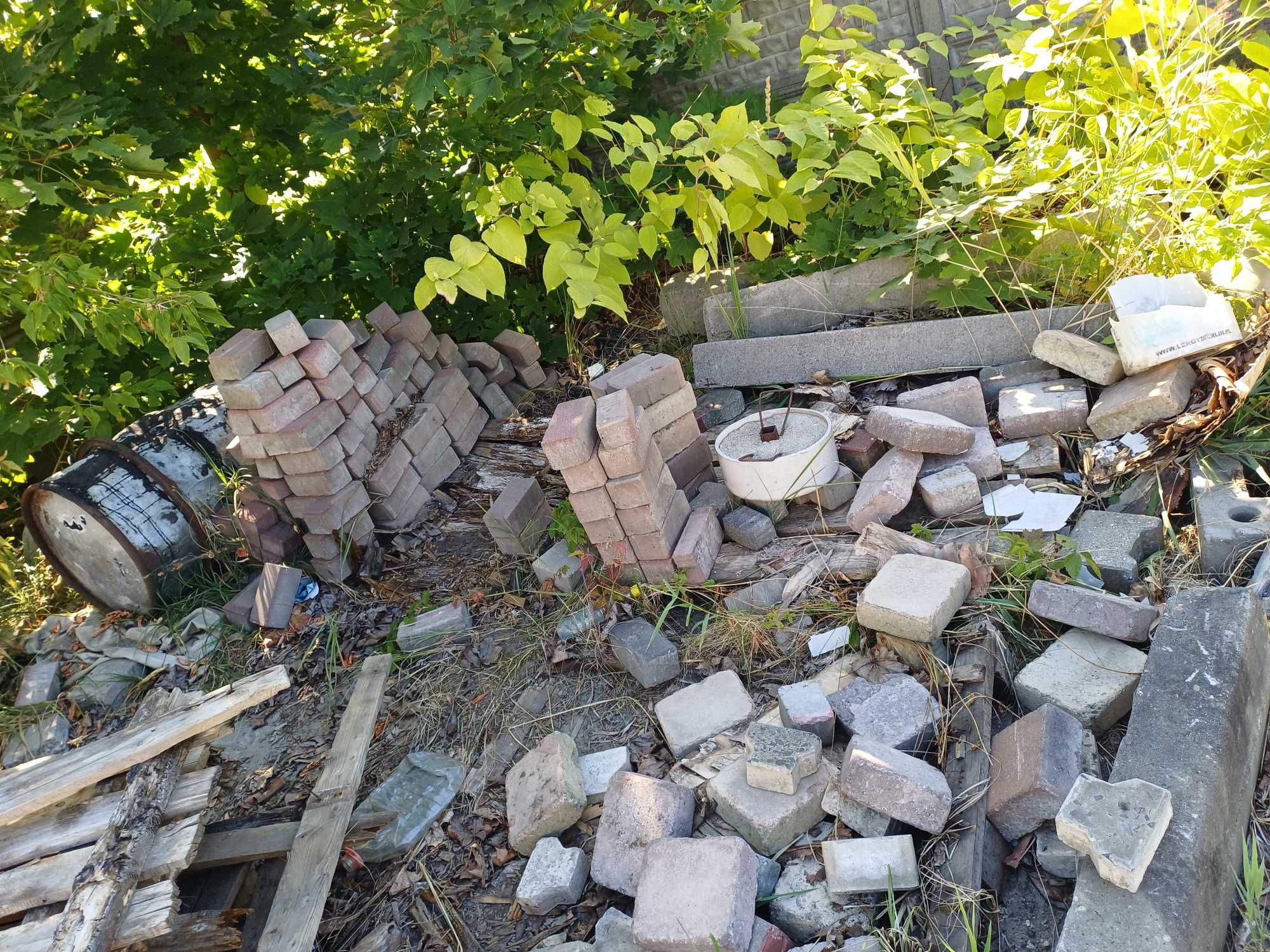 Oddam gruz. Kostka brukowa, elementy ogrodzeń.