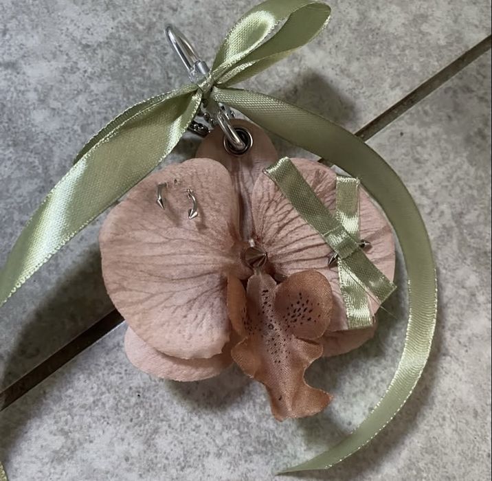 брелок орхідея з пірсингом pierced ochid keychain