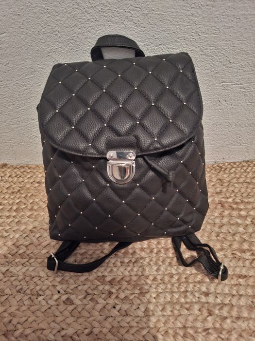 Mochila preta para senhora