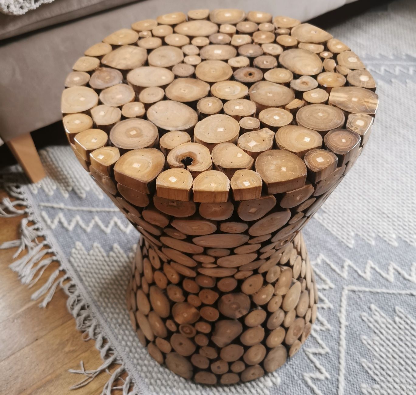 Drewniany stolik kawowy / pomocniczy