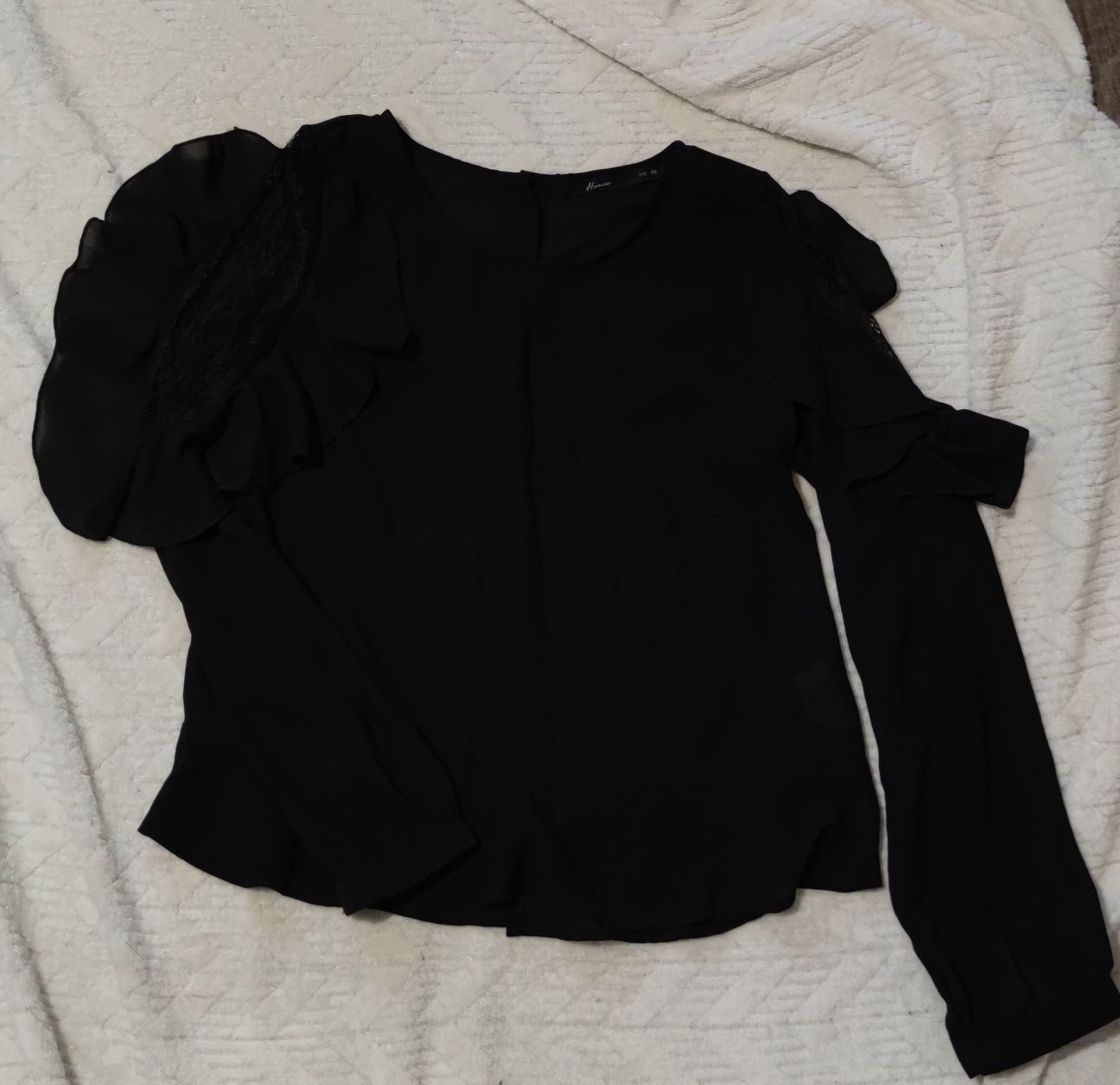 Блуза черная с кружевом