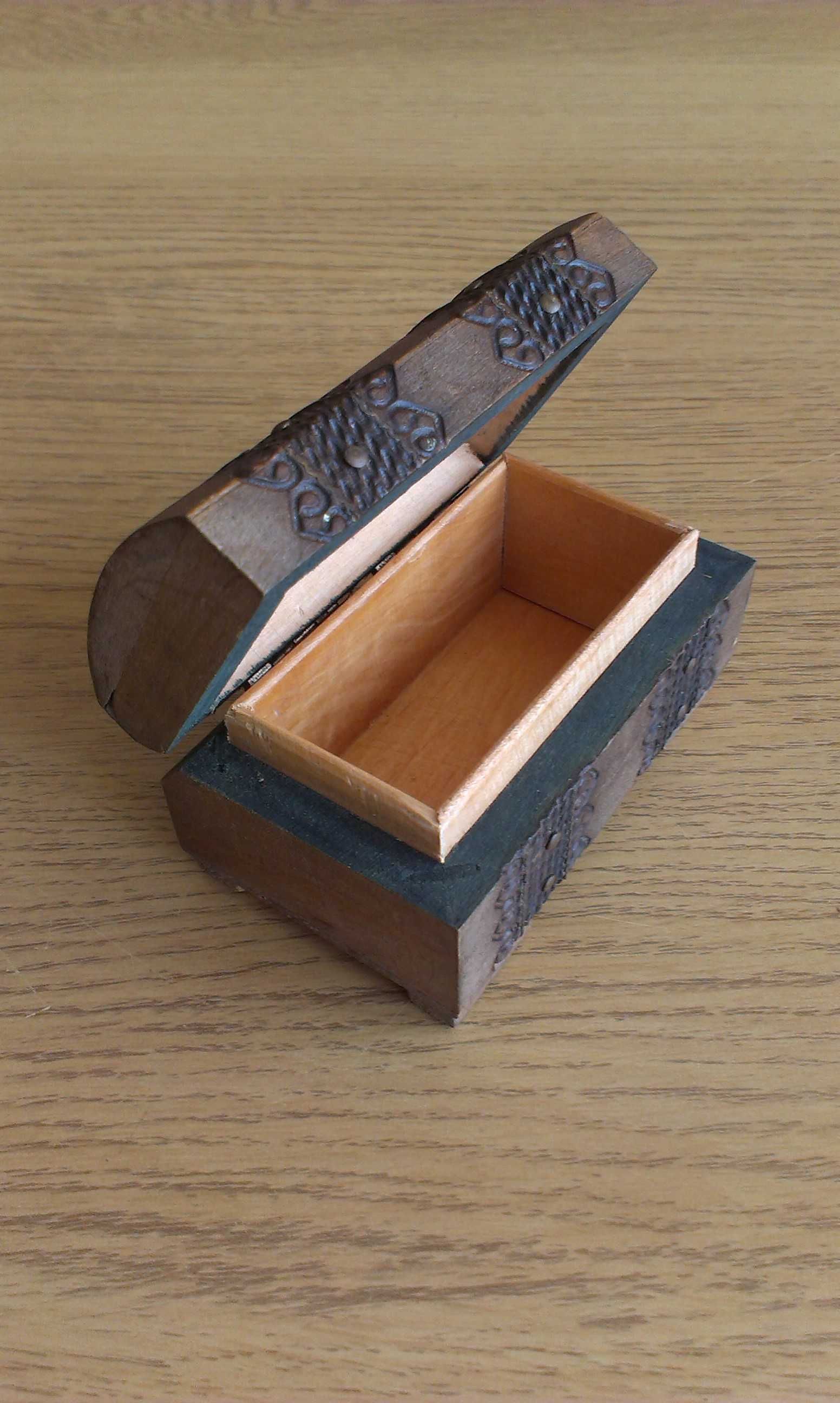 Drewniany rzeźbiony kuferek kasetka na biżuterię