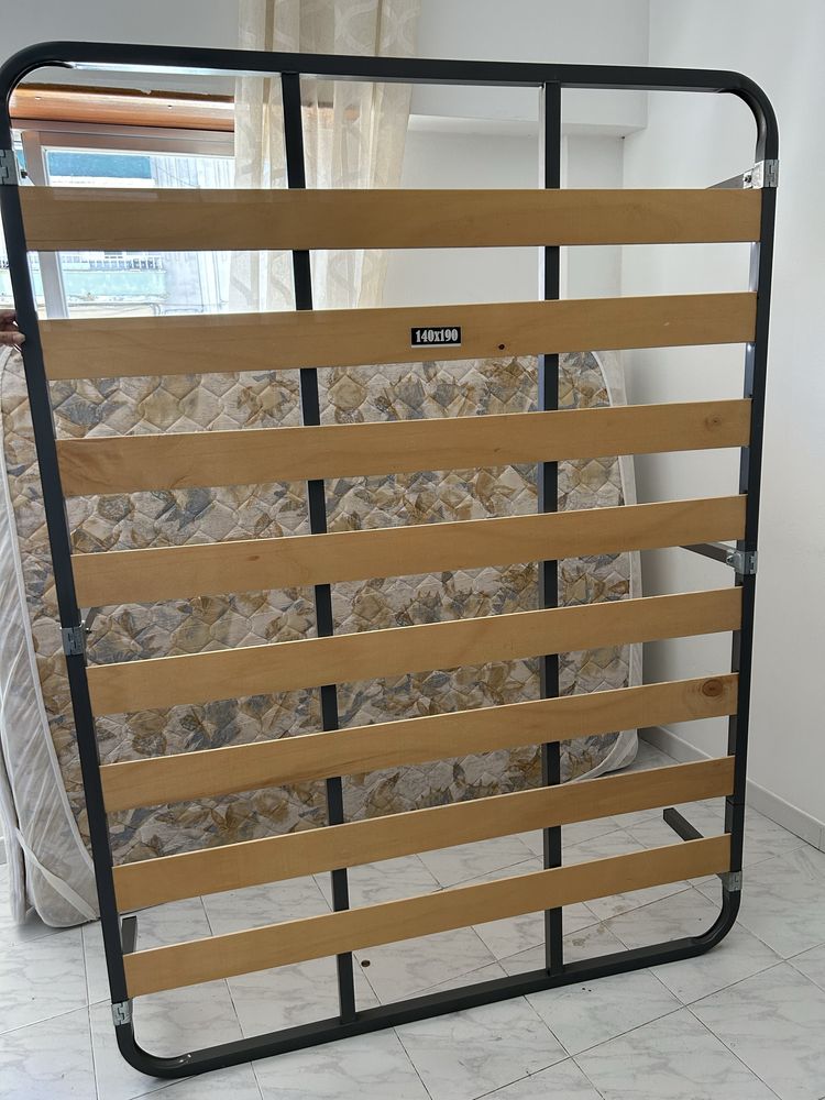 Cama com pés, sem colchão