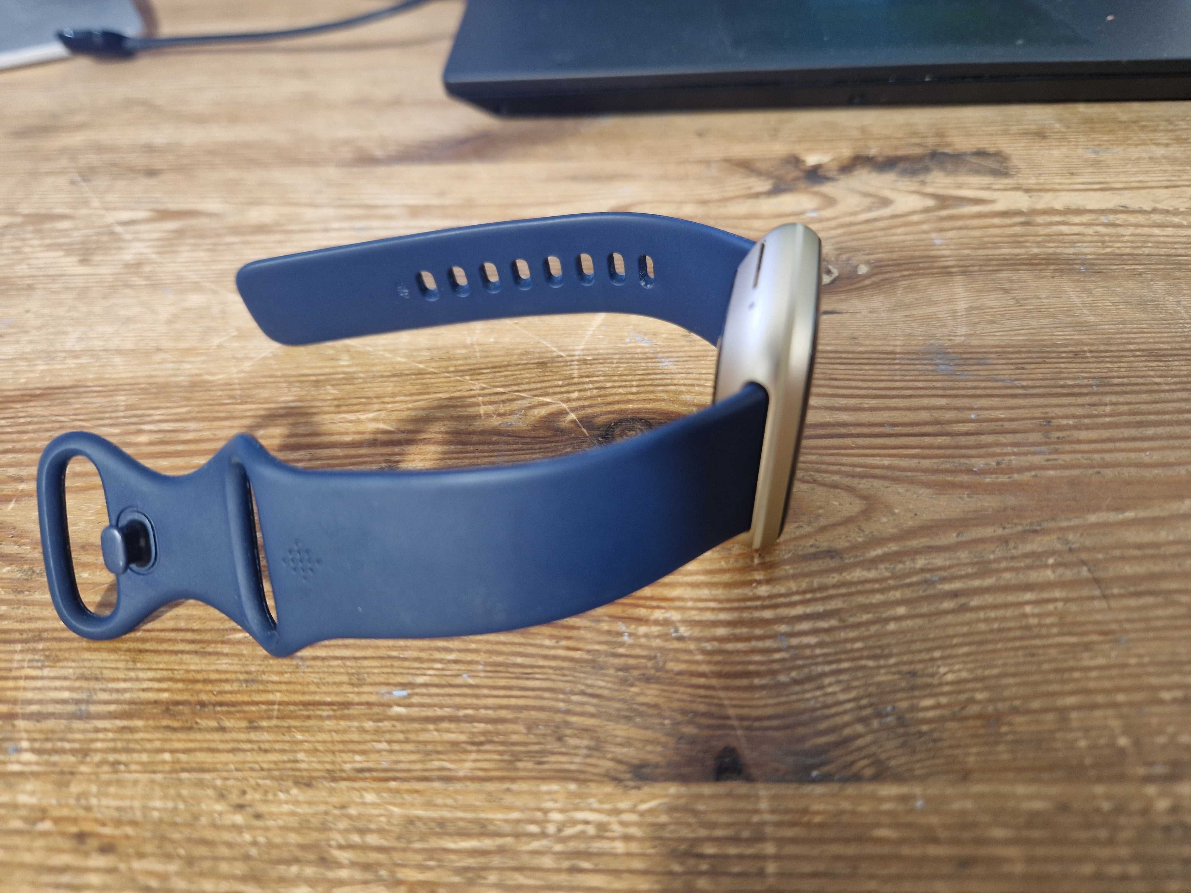 Smartwatch Fitbit Versa 3 czarny (2647)