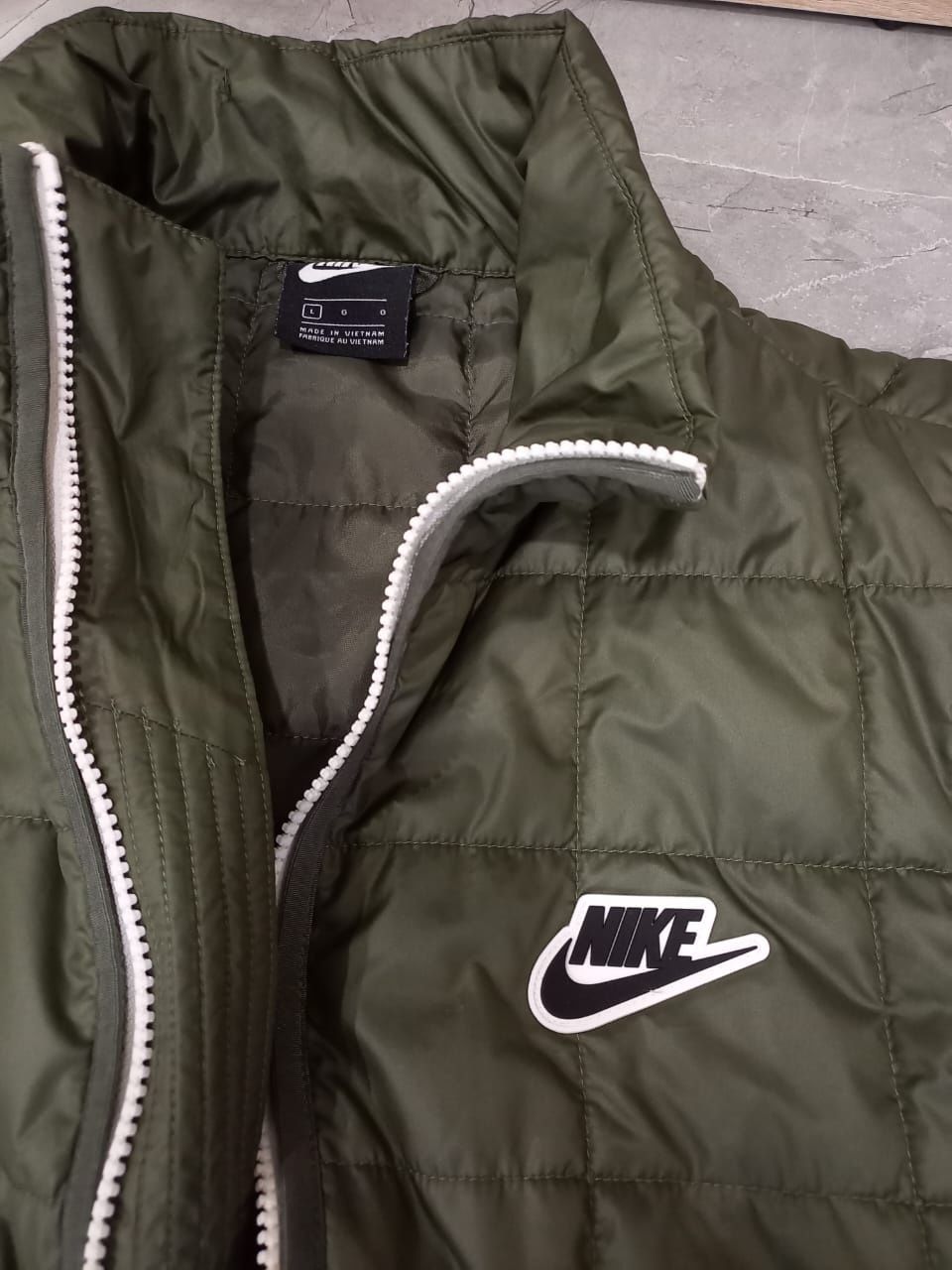 Nike жилетка L розмір безрукавка