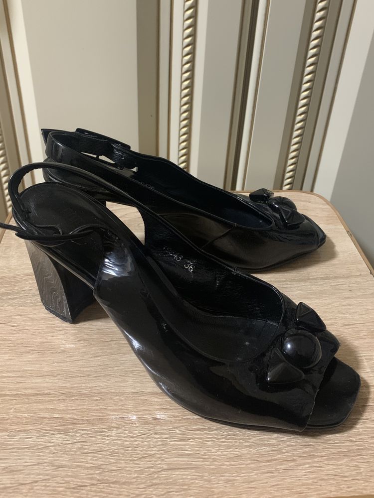 Жіночі чорні туфли на каблуке