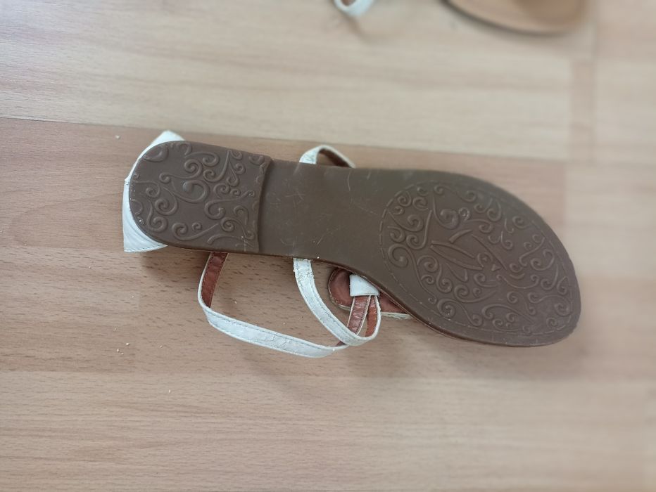Sandaly z ozdobnym przodem