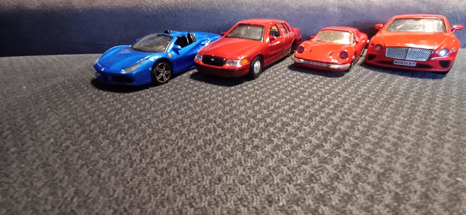 Zestaw 4 modele aut – Lamborghini, Ferrari, Ford 1999, Bentley – Burag